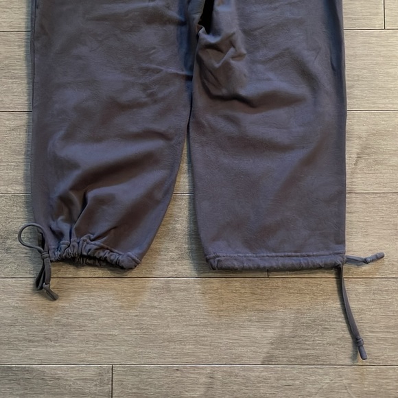 NIKE cropped grey jogging pants with pockets. Size Small - Picture 3 of 13